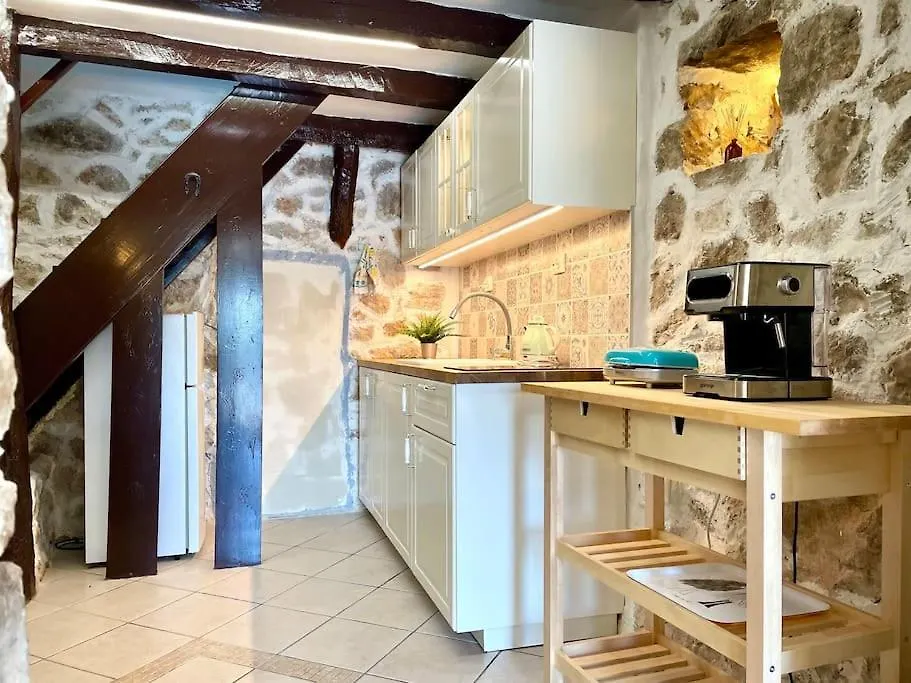House With Lovely Terrace 10 Min Drive From The Sea Врбник Хорватия